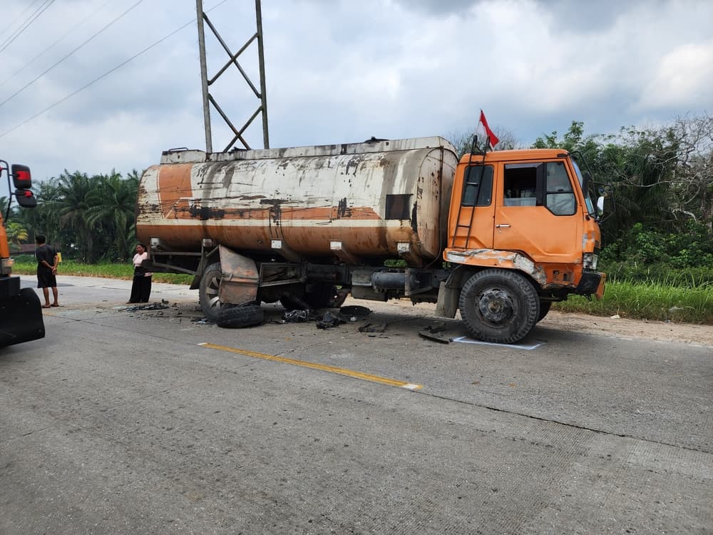 Tanker truck involved in a daytime highway accident